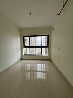 Room in 2 BHK Apartment at Kalpataru Paramount, Kapur Bawdi – for Rent