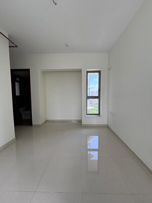 Room in 2 BHK Apartment at Kalpataru Paramount, Kapur Bawdi – for Rent