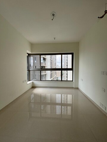 Room in 2 BHK Apartment at Kalpataru Paramount, Kapur Bawdi – for Rent