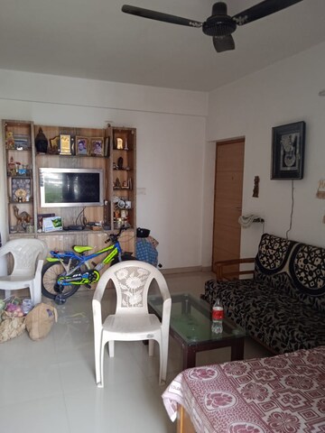 Room in 3 BHK Apartment at Bakeri Swara, Makarpura – for Rent