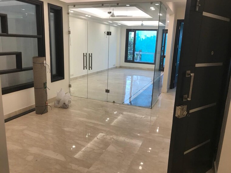  Parking, greater kailash i 3 Bedroom 250 Sq.Yd. Builder Floor In Greater Kailash I Delhi 9268942