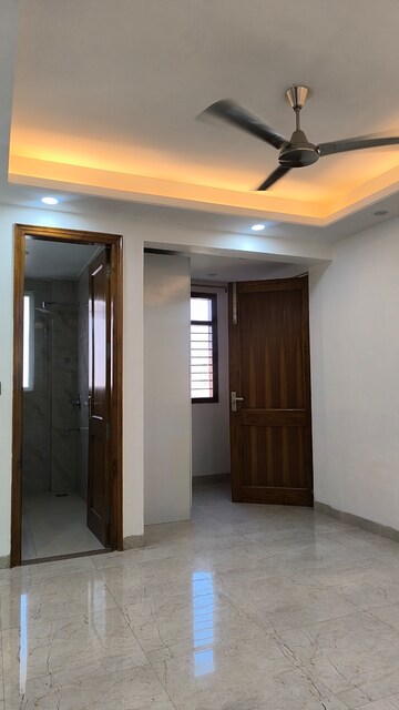Room in 3 BHK Builder Floor at Sushant Lok 3, Sector 57 – for Rent