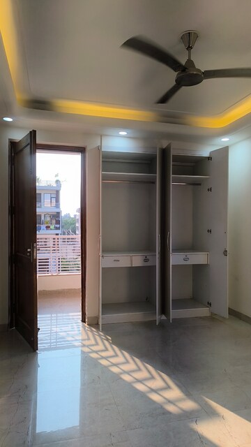 Building Lobby in 3 BHK Builder Floor at Sushant Lok 3, Sector 57 – for Rent