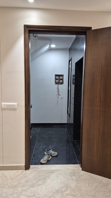 Room in 3 BHK Apartment at Unitech The World Spa, Sector 30 – for Sale