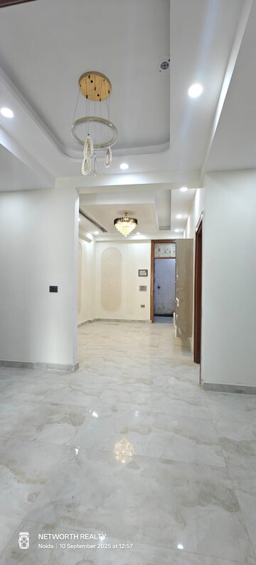 Room in 3 BHK Builder Floor at Sector 73 – for Sale