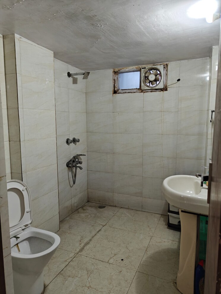 Bathroom, greater kailash i 2 Bedroom 1800 Sq.Ft. Builder Floor In Greater Kailash I Delhi 9269036
