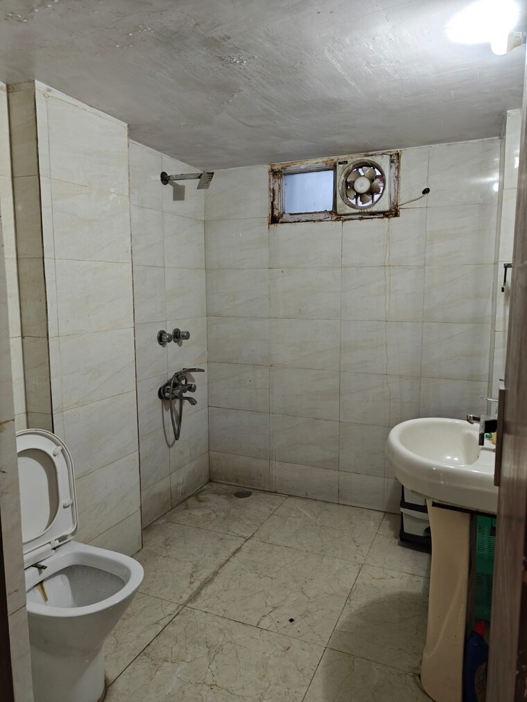Bathroom, greater kailash i 2 Bedroom 1800 Sq.Ft. Builder Floor In Greater Kailash I Delhi 9269036