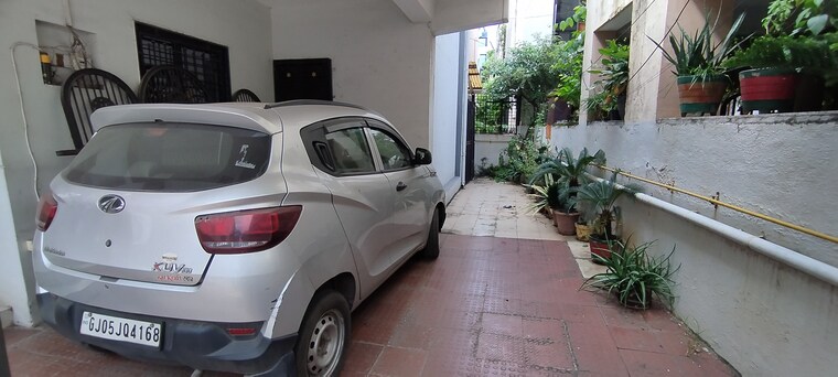  Parking, adajan 4 Bedroom 155 Sq.Yd. Villa In Adajan Surat 9269084