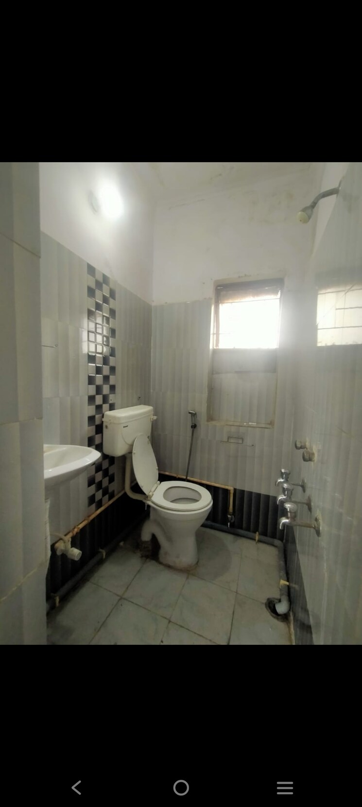 Bathroom, mayur vihar phase 1 3 Bedroom 1600 Sq.Ft. Apartment In Mayur Vihar Phase 1 Delhi 9269317