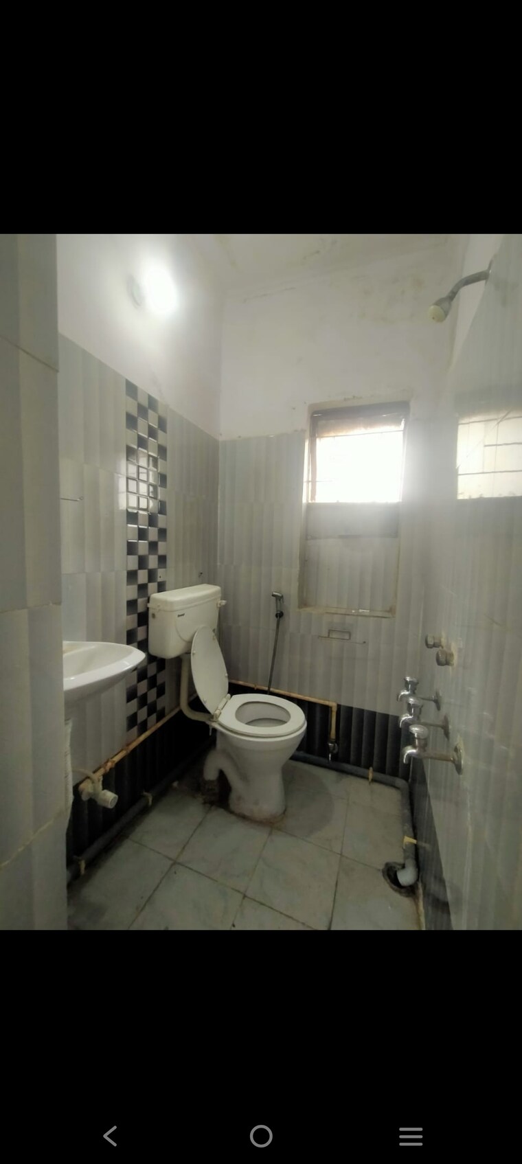 Bathroom, mayur vihar phase 1 3 Bedroom 1600 Sq.Ft. Apartment In Mayur Vihar Phase 1 Delhi 9269317