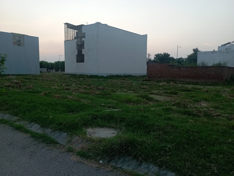 Garden, wave-city  125 Sq.Yd. Plot In Wave City Ghaziabad 9269654