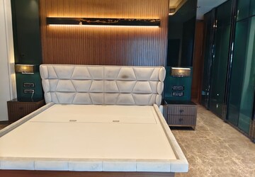 Room in 6 BHK Apartment at Lower Parel – for Rent