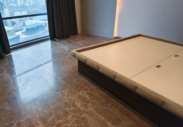 Room in 6 BHK Apartment at Lower Parel – for Rent