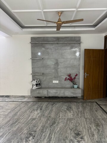 Room in 3 BHK Builder Floor at Paryavaran Complex – for Rent