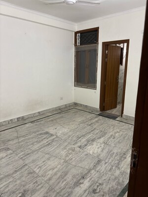 Room in 3 BHK Builder Floor at Paryavaran Complex – for Rent