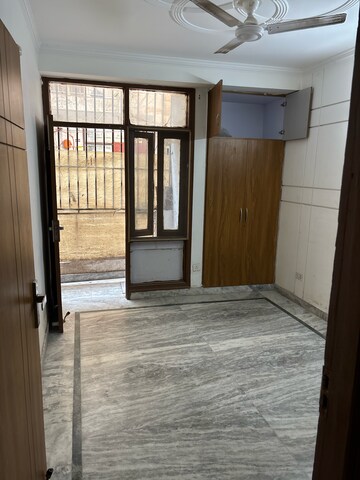 Room in 3 BHK Builder Floor at Paryavaran Complex – for Rent