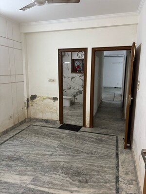 Room in 3 BHK Builder Floor at Paryavaran Complex – for Rent