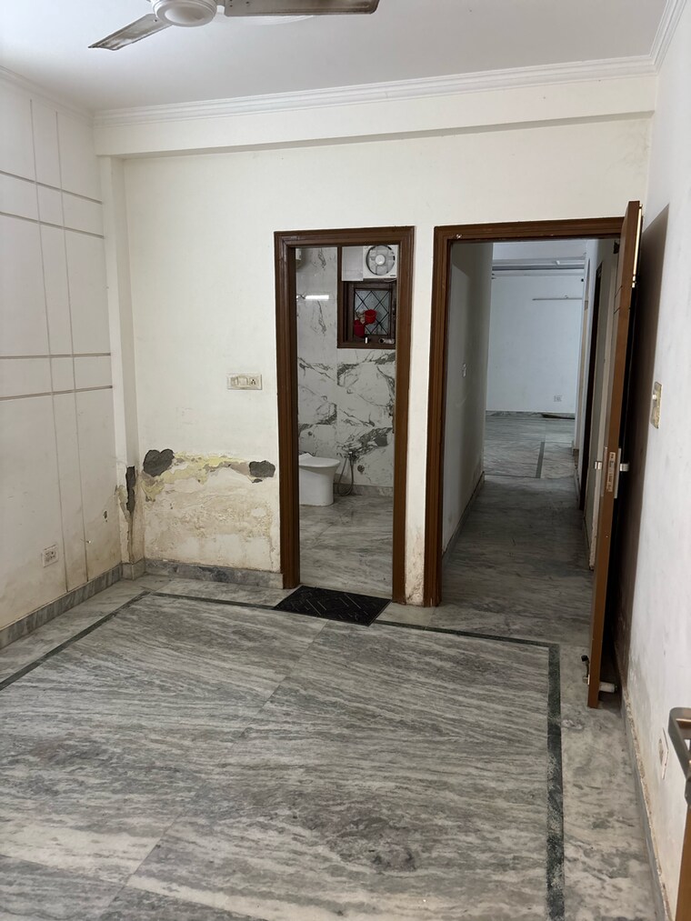 Room, paryavaran complex 3 Bedroom 1800 Sq.Yd. Builder Floor In Paryavaran Complex Delhi 9269819