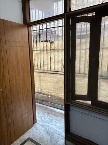 Room in 3 BHK Builder Floor at Paryavaran Complex – for Rent