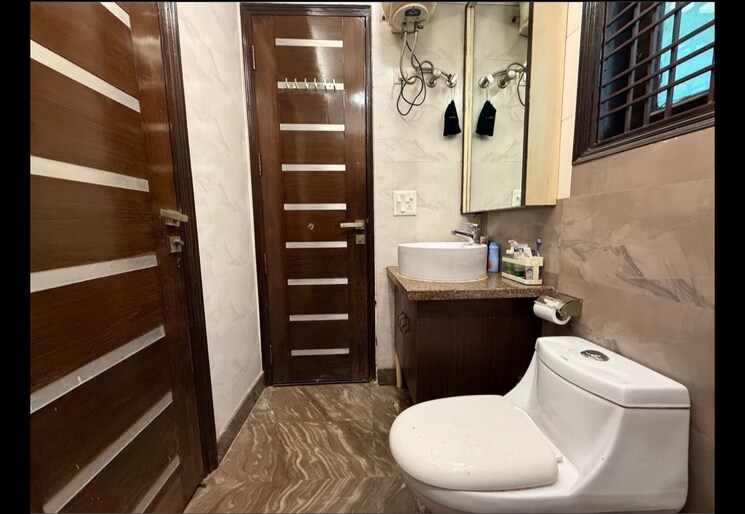 Bathroom, chittaranjan park 2 Bedroom 1350 Sq.Ft. Builder Floor In Chittaranjan Park Delhi 9269821