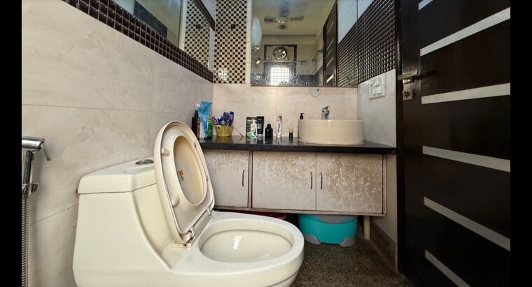 Bathroom, chittaranjan park 2 Bedroom 1350 Sq.Ft. Builder Floor In Chittaranjan Park Delhi 9269821