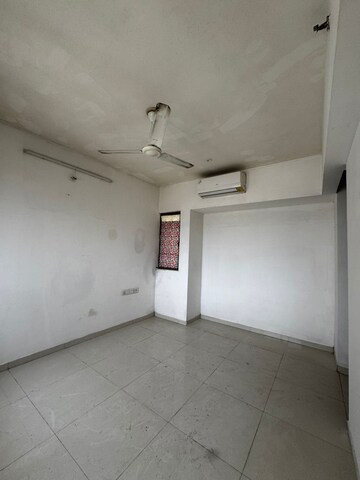 Room in 2 BHK Apartment at Lodha Vivant, Ghodbunder Road – for Rent
