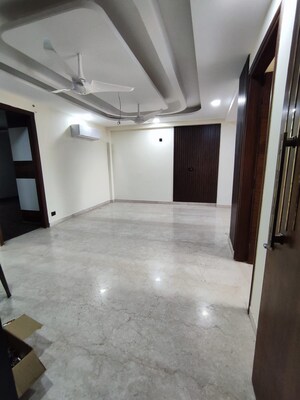 Room in 3 BHK Builder Floor at Dlf Phase I – for Rent