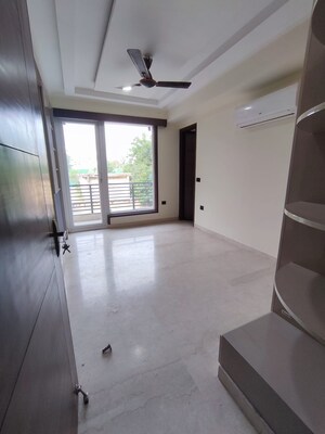Room in 3 BHK Builder Floor at Dlf Phase I – for Rent