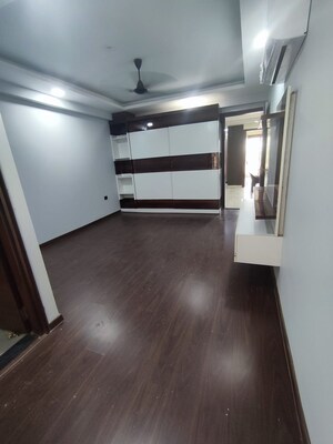 Room in 3 BHK Builder Floor at Dlf Phase I – for Rent