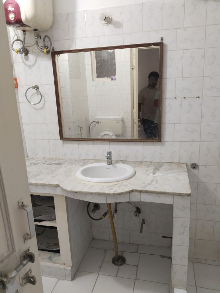 Bathroom, gomti nagar 1.5 Bedroom 800 Sq.Ft. Builder Floor In Gomti Nagar Lucknow 9269951