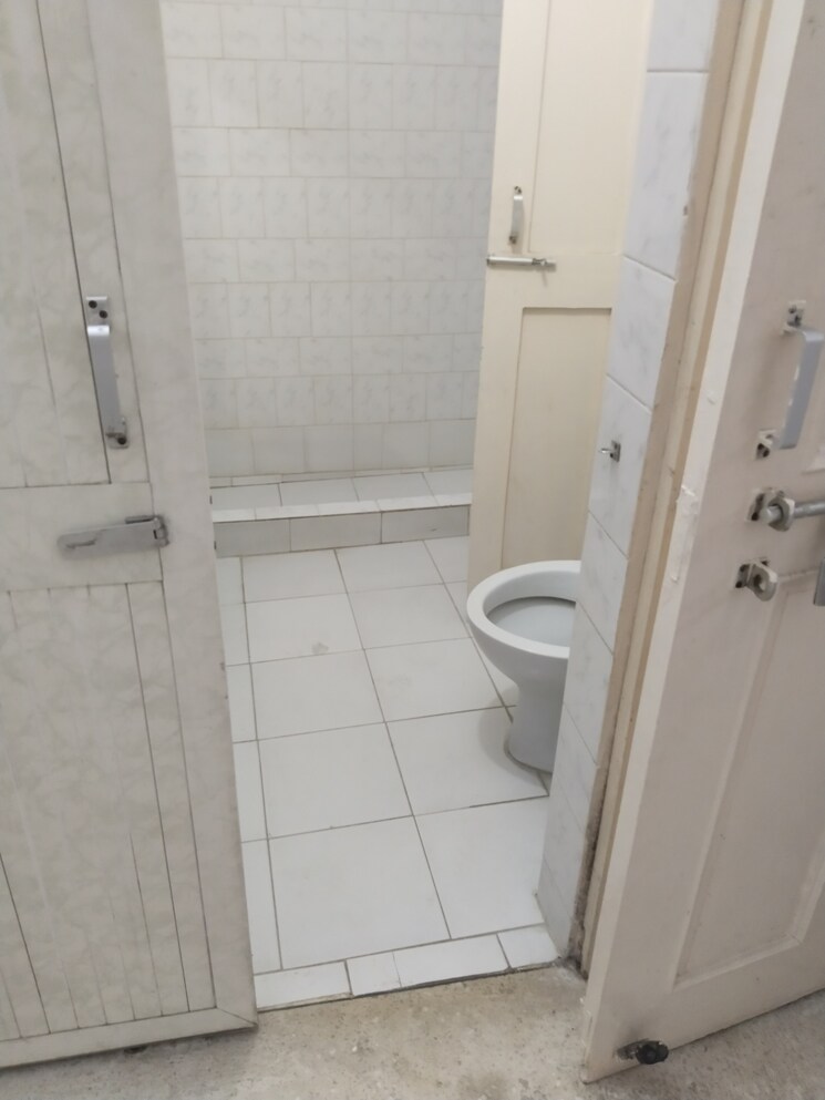 Bathroom, gomti nagar 1.5 Bedroom 800 Sq.Ft. Builder Floor In Gomti Nagar Lucknow 9269951
