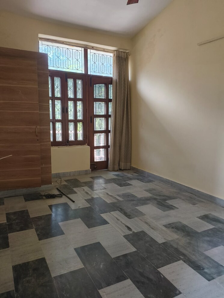 Room, palam vihar 4 Bedroom 3200 Sq.Ft. Independent House In Palam Vihar Gurgaon 9269956