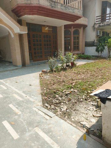 Parking in 4 BHK Independent House at Palam Vihar – for Rent