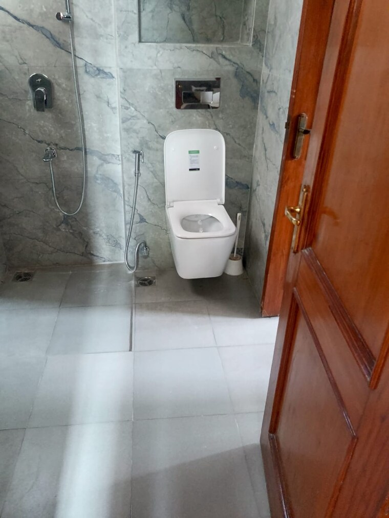 Bathroom, sarvodaya enclave 4 Bedroom 3000 Sq.Ft. Builder Floor In Sarvodaya Enclave Delhi 9269987