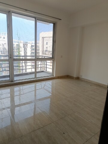 Room in 3 BHK Apartment at Unitech Escape, Sector 50 – for Rent