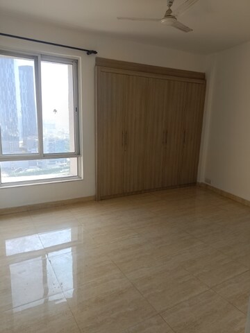 Room in 3 BHK Apartment at Unitech Escape, Sector 50 – for Rent