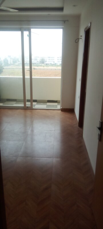 Room in 3 BHK Apartment at Parker Residency, Sector 61 – for Rent