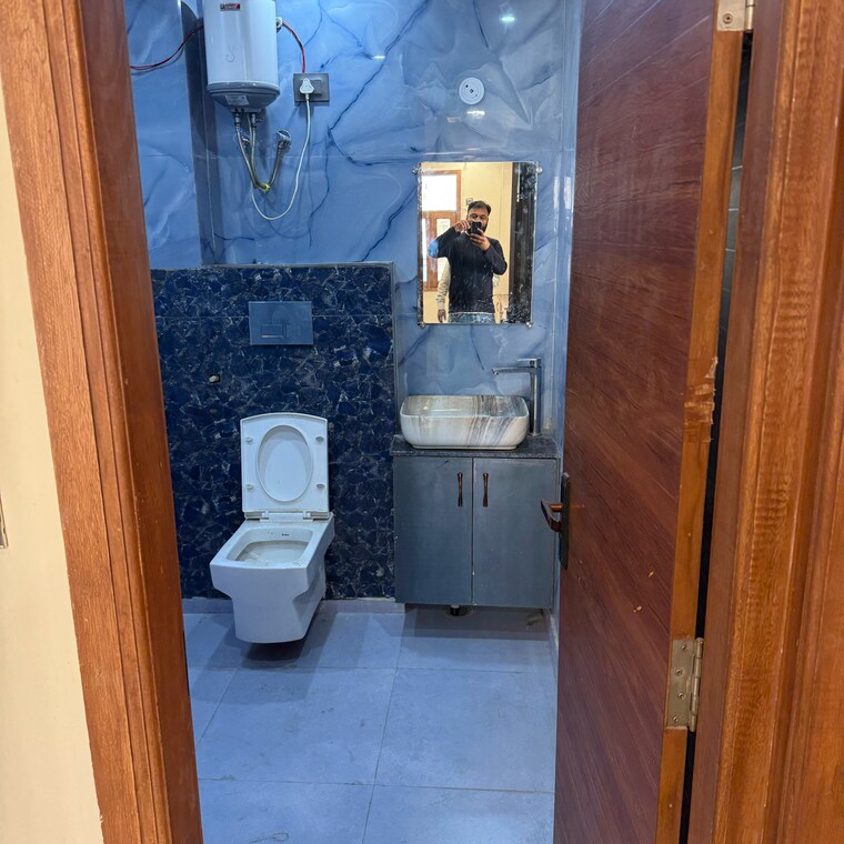 Bathroom, dashrath puri 3 Bedroom 1050 Sq.Ft. Builder Floor In Dashrath Puri Delhi 9270171