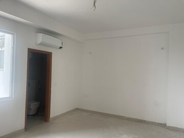 Room in 5 BHK Builder Floor at SS Linden, Sector 84 – for Rent
