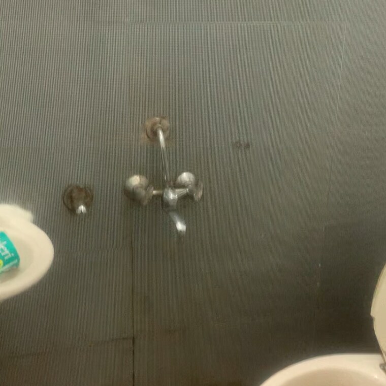 Bathroom, rohini sector 23 1 Bedroom 330 Sq.Ft. Builder Floor In Rohini Sector 23 Delhi 9270217