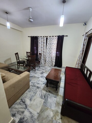 Living Room in 2 BHK Builder Floor at SAS Tower, Sector 38 – for Rent