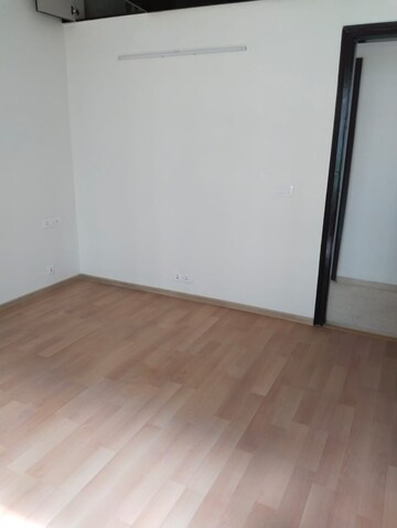 Room in 3 BHK Apartment at Unitech Fresco, Sector 50 – for Rent