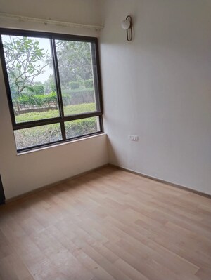 Room in 3 BHK Apartment at Unitech Fresco, Sector 50 – for Rent