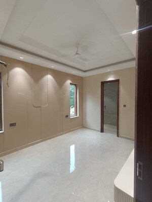 Room in 4 BHK Builder Floor at Green Fields Colony – for Sale