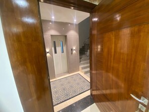 Lift in 4 BHK Builder Floor at Green Fields Colony – for Sale