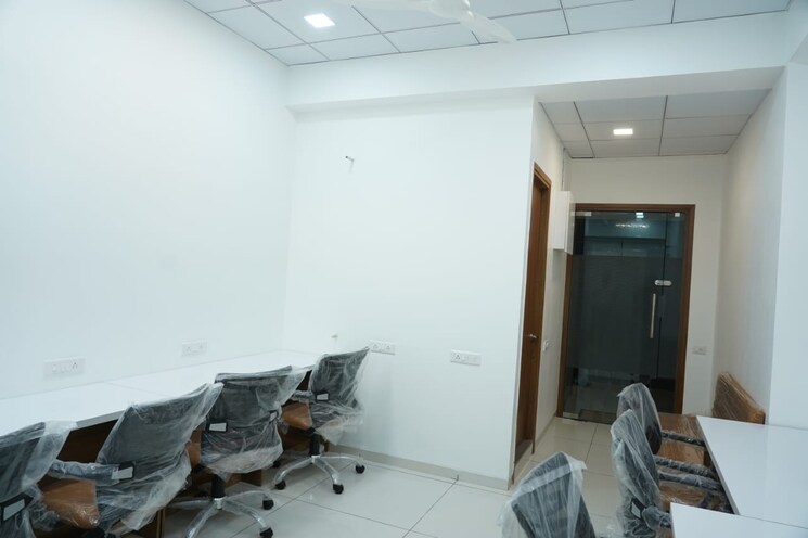 Team Area, gota Commercial Office Space 610 Sq.Ft. In Gota Ahmedabad 9270423