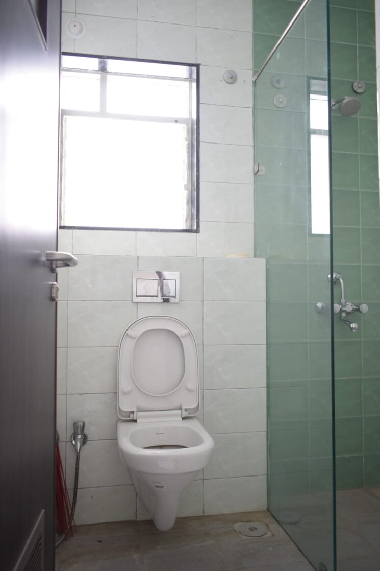 Bathroom, karan-palms 3 Bedroom 1500 Sq.Ft. Apartment In Warje Pune 9270471