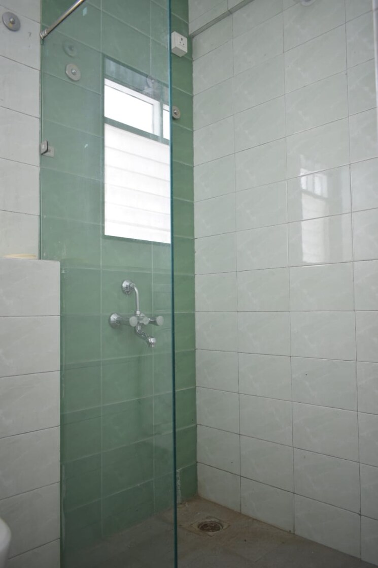 Bathroom, karan-palms 3 Bedroom 1500 Sq.Ft. Apartment In Warje Pune 9270471
