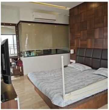 Bedroom in 4 BHK Apartment at Kohinoor Apartment Andheri West, Andheri West – for Rent