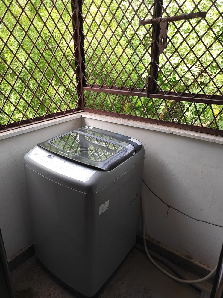 Balcony, kailash colony 3 Bedroom 160 Sq.Yd. Builder Floor In Kailash Colony Delhi 9270530